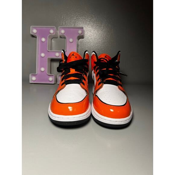 Jordan Mid Turf Orange Sz 7Y - Picture 1 of 6